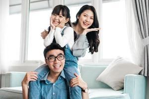asiatiska familjebilder hemma foto