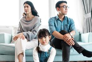 litet asiatiskt familjeporträtt hemma foto