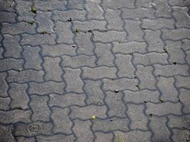 regnvatten på trottoaren bakgrund foto