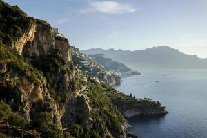 panoramautsikt över amalfikusten italien. vackert resmål med klar himmel och havsutsikt foto