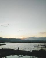 solnedgång vid sjön foto