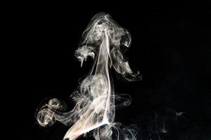 rökeffekt konsistens. isolerade bakgrund. svart och mörk bakgrund. rökig eld och mistisk effekt. foto