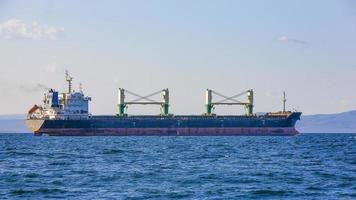 bulklastfartyg till hamnen vid kajen i Vladivostok foto