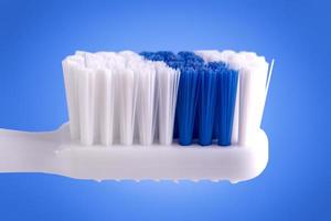 tandborsten isolerad på blå bakgrund foto