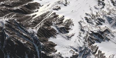 snöklädda bergstoppar bergsvy bakgrund moln och himmel 3d illustration foto