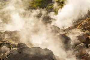 den lilla gejsern på vilyuchinsky vulkanen liten dal av gejsrar på kamchatkahalvön foto