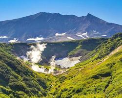 den lilla dalen av gejsrar på vilyuchinsky vulkanen på kamchatka halvön foto