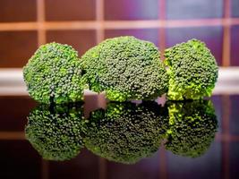 broccoli på köksbordet foto