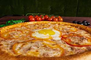 utsökt italiensk pizza med ägg närbild foto