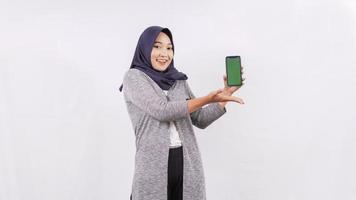asiatisk kvinna som visar smartphoneskärmen isolerad på vit bakgrund foto