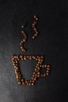 kaffemugg fodrad med kaffebönor foto