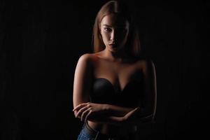 porträtt av en vacker flicka på en mörk bakgrund foto