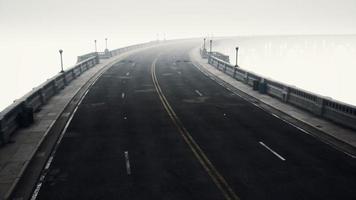 lång bro i dimmig dimma foto