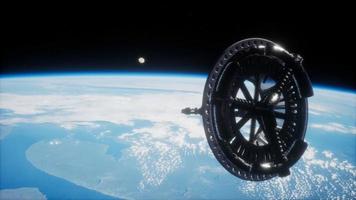 futuristisk rymdsatellit som kretsar runt jorden foto
