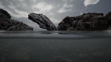 hälften under vattnet i norra havet med stenar foto