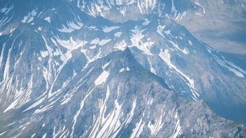 Flygfoto landskap av mountais med snö täckt foto