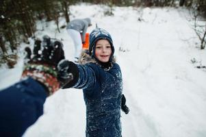 far ge high five för son i vinternatur. utomhus i snö. foto