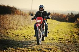 enduro racer sitter på sin motorcykel foto