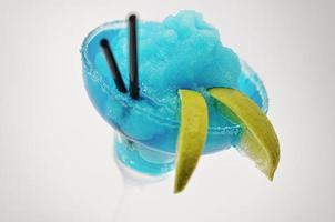 cocktail blå margarita isolerad på den vita bakgrunden foto