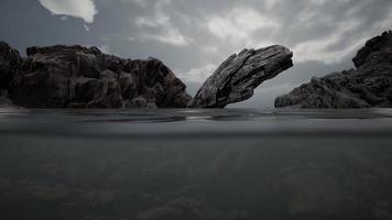 hälften under vattnet i norra havet med stenar foto