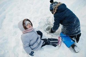 pojke med flicka spela i vinter natur. utomhus i snö. foto