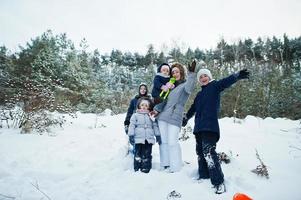mamma med fyra barn i vinternatur. utomhus i snö. foto