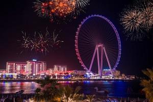 spektakulära fyrverkerier för att fira invigningen i Dubai. vacker fyrverkerishow i dubai. foto