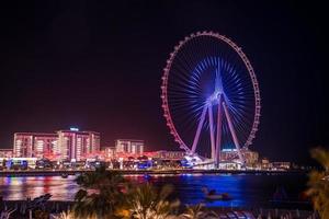 vackra dubai eye eller ain dubai på Jumeirah-stranden vid solnedgången. magisk solnedgångstid i Dubai vid pariserhjulet. foto