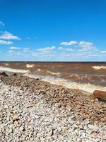 stenig strand vid sjön eller havet foto