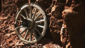 gamla trävagnshjul på stenklippor foto