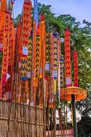 pappersflaggor på sandpagoden i songkran-festivalen vid jedlin-templet i muang, chiang mai, thailand foto