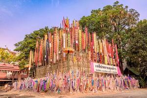 pappersflaggor på sandpagoden i songkran-festivalen vid jedlin-templet i muang, chiang mai, thailand foto