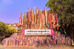 pappersflaggor på sandpagoden i songkran-festivalen vid jedlin-templet i muang, chiang mai, thailand foto