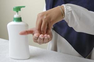 tvätta händerna med spritdesinfektionsmedel eller alkoholgel från pumpflaskan foto