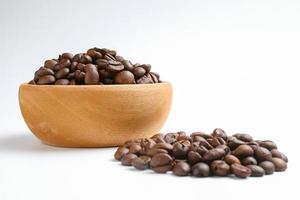 uppsättning av färska rostade kaffebönor isolerad på vit bakgrund foto