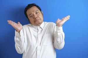 foto bild av asiatisk affärsman med axelryckning gest