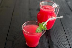 vattenmelon smoothies toppning med färska myntablad foto