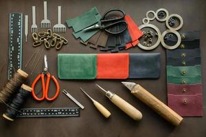 verktyg för tillverkning av läderprodukter på pannan foto