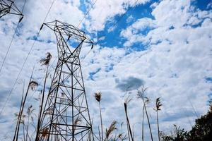 elektrisk kraftledning mot moln och blå himmel foto