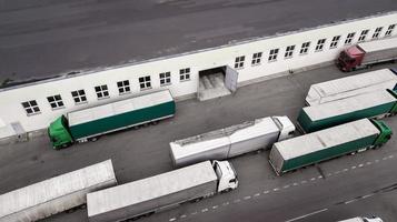 logistikcenter med lastbilar ovanifrån foto