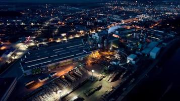 utsikt över träbearbetningsfabriken på natten. flygundersökning foto