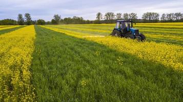 klippa raps traktor flygfotografering med en drönare foto