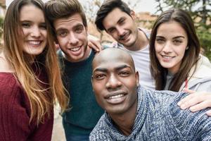 multiracial grupp vänner som tar selfie foto