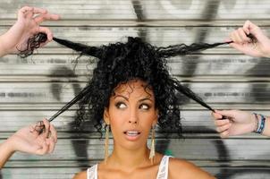 ung svart kvinna, afro frisyr, i urban bakgrund foto