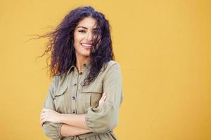 ung arabisk kvinna med lockigt hår utomhus foto