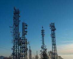 pyloner med telekommunikationsrepeater foto