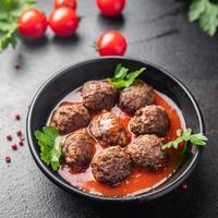 köttbullar tomatsås kött nötkött kalvkött fläsk lamm färsk måltid mat diet mellanmål foto