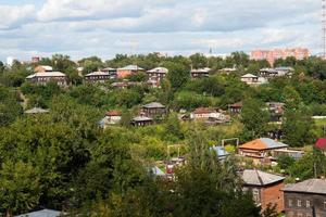 vacker utsikt över tomsk, en pittoresk stad i Sibirien. trähus och grönområde. Ryssland foto