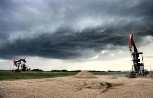 storm oljefält pump domkraft foto