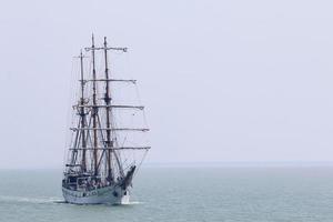 den indonesiska flottans segelträningsfartyg kri dewaruci mitt i javanesse ocean, norra madura, indonesien. Surabaya, Indonesien - april 2019 foto